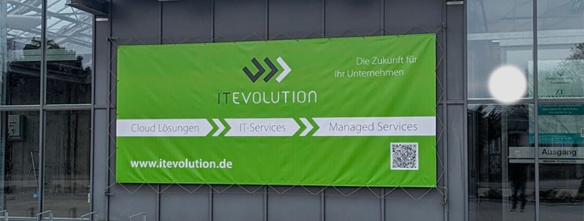 Großformatiges Werbebanner an einer Hauswand