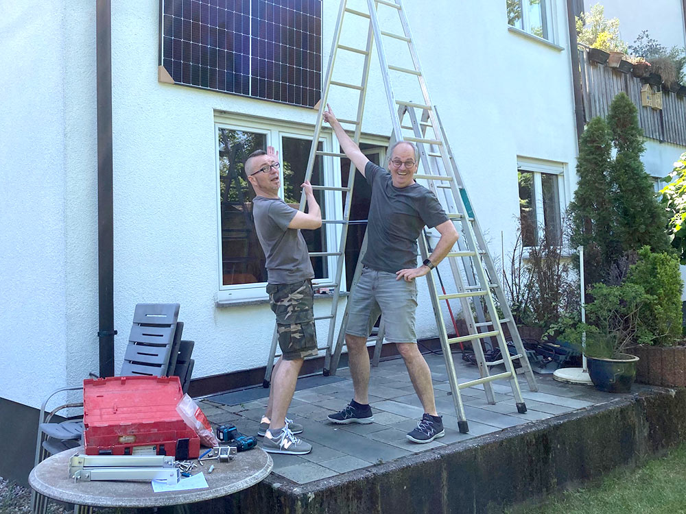 Foto: erstes Paneel für eigenen Solarstrom hängt.